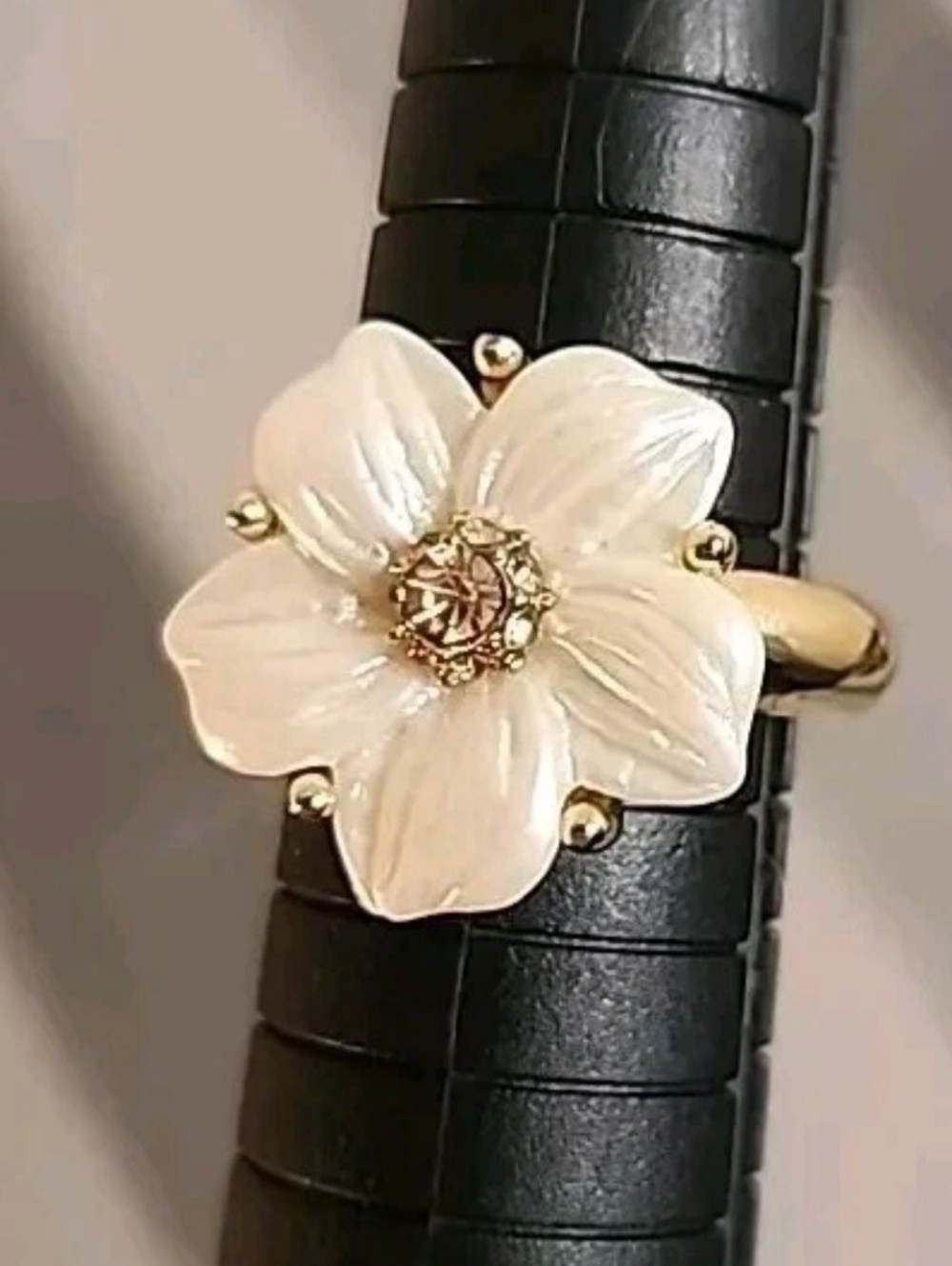 Gold-tone 🌸 Flower Shaped Ring Pink Faux-Diamond Size 7 1/2
